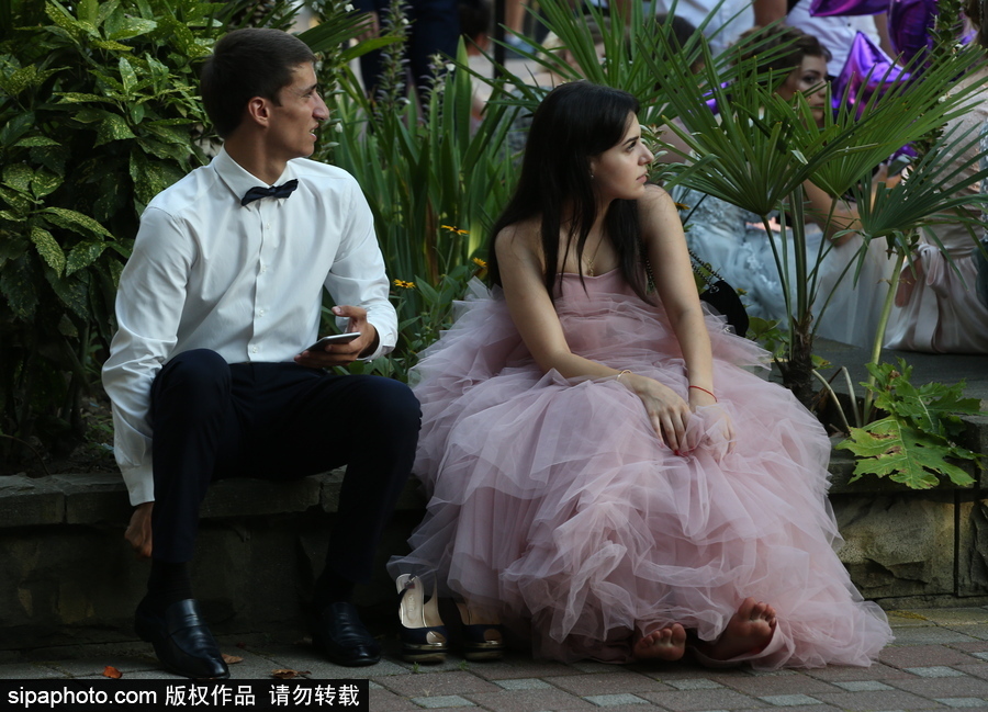 別人家的畢業游行！索契街頭禮服和氣球交織的浪漫畢業儀式