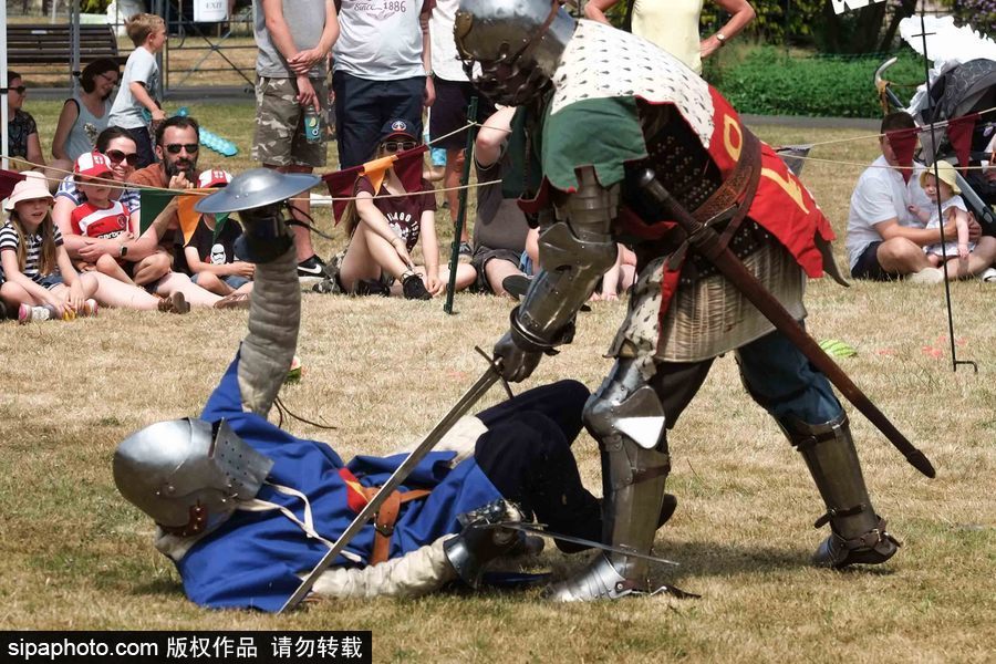 英國(guó)倫敦一公園上演“中世紀(jì)戰(zhàn)爭(zhēng)” 似穿越回冷兵器時(shí)代