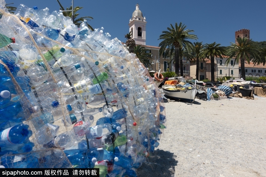 意大利海灘現(xiàn)防曬裝置 廢棄塑料瓶打造環(huán)保實用