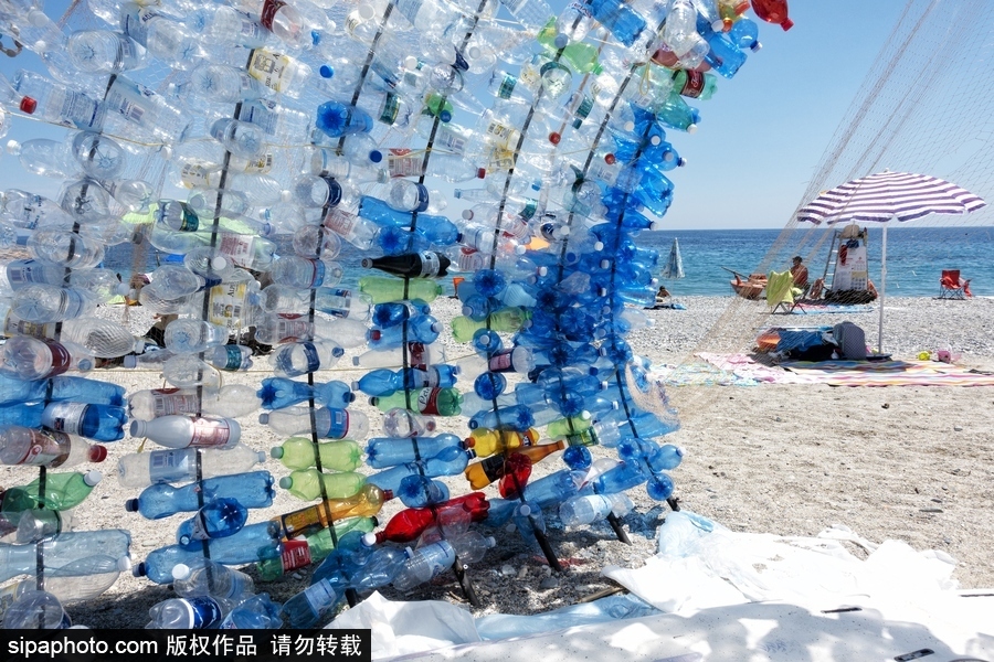 意大利海灘現防曬裝置 廢棄塑料瓶打造環保實用