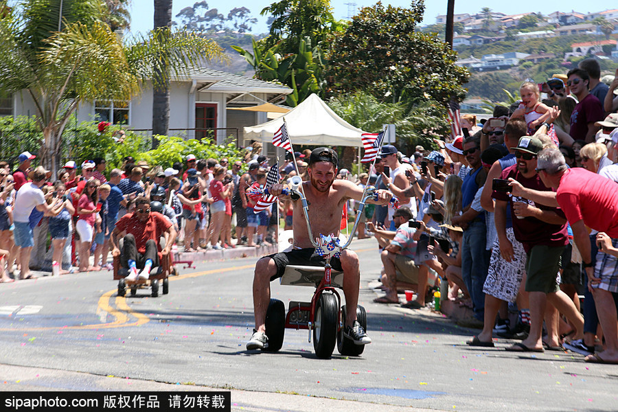 成年人也瘋狂！美國圣克萊門特居民舉辦驅(qū)動(dòng)式辦公椅比賽