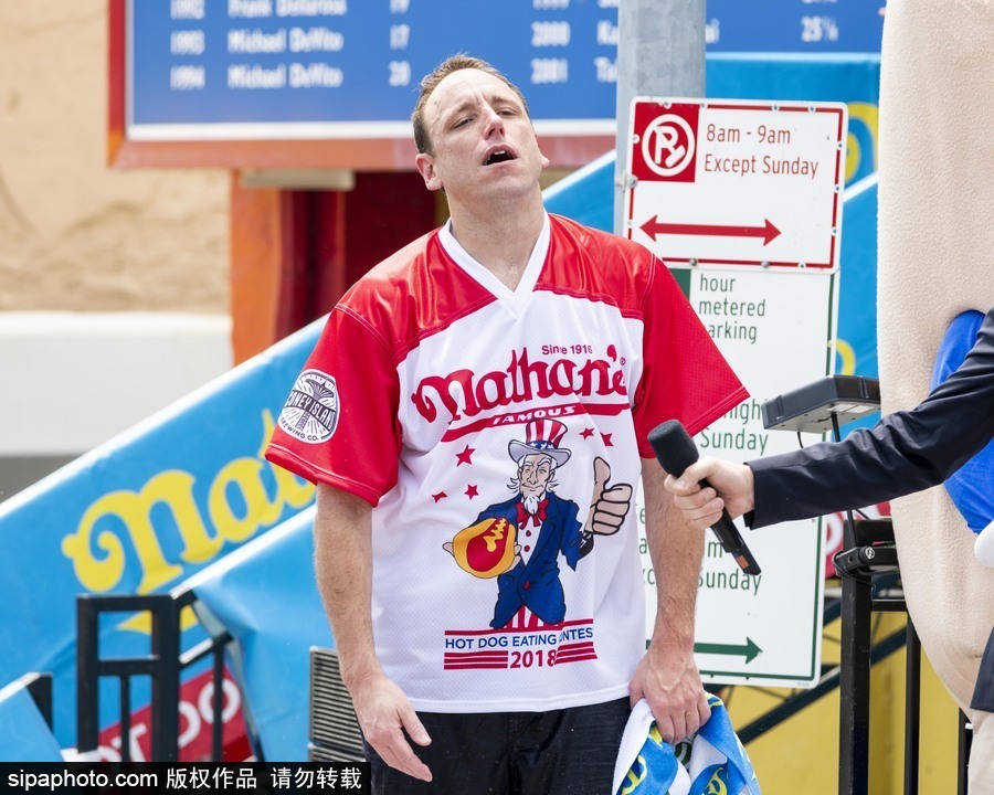 紐約布魯克林國際吃熱狗大賽落幕 選手破紀錄食量驚人