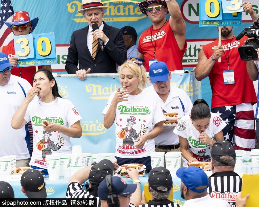 紐約布魯克林國際吃熱狗大賽落幕 選手破紀(jì)錄食量驚人