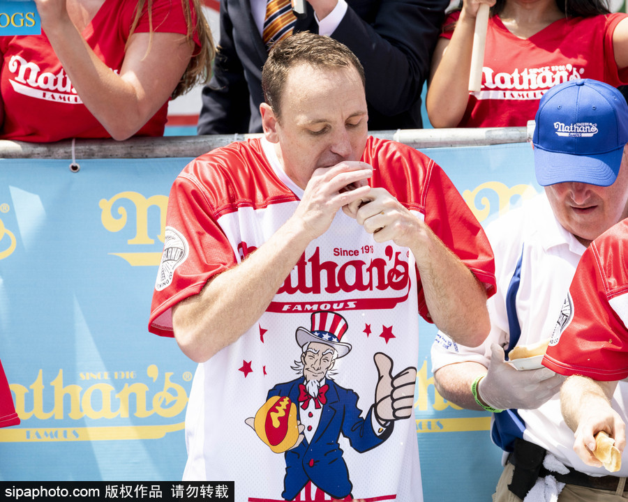 紐約布魯克林國(guó)際吃熱狗大賽落幕 選手破紀(jì)錄食量驚人