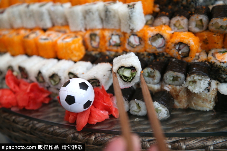 俄羅斯一餐廳推出“吃貨”球場(chǎng) 6000個(gè)壽司打造助陣戰(zhàn)斗民族