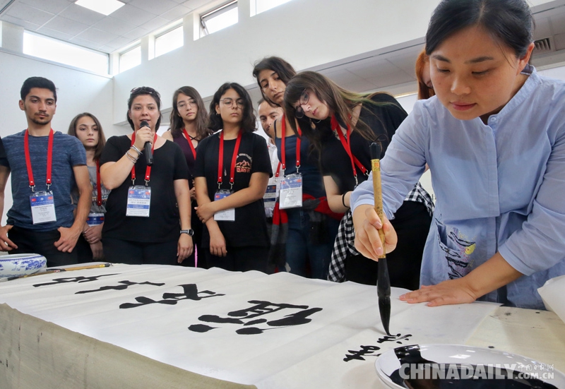 “中土希望之星”代表團(tuán)訪問(wèn)中國(guó)美術(shù)館