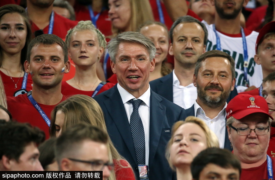 世界杯現場連起一片“紅海” 俄羅斯和克羅地亞舉行感謝志愿者儀式