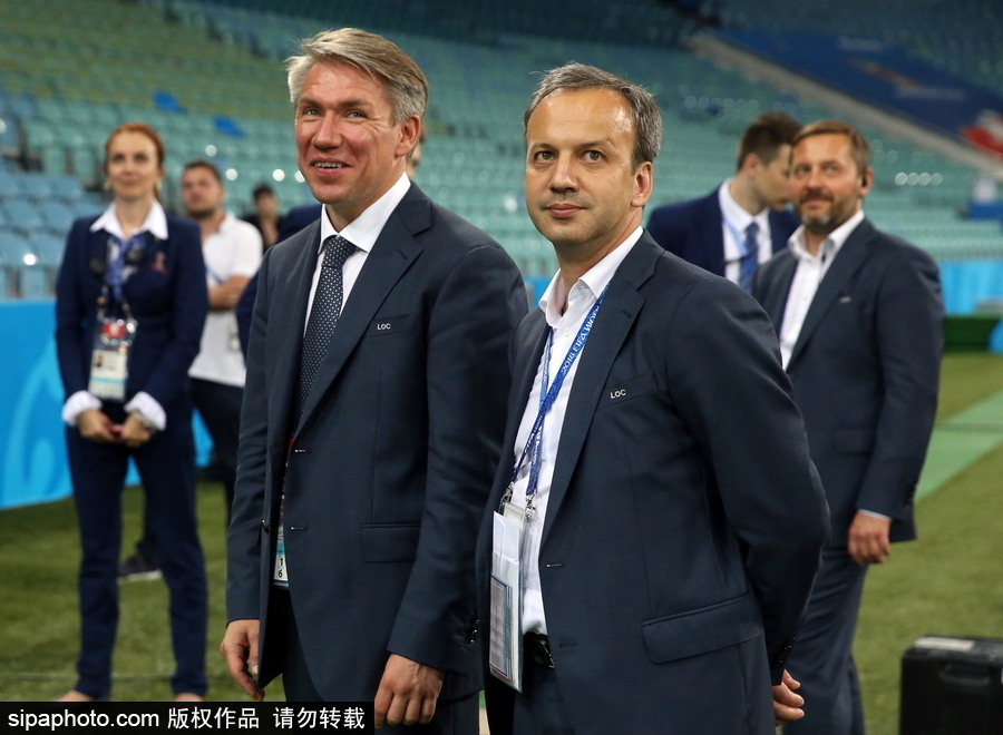 世界杯現場連起一片“紅海” 俄羅斯和克羅地亞舉行感謝志愿者儀式