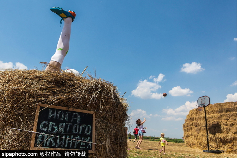 腦洞太奇特了！俄羅斯一農場現國家隊門將左腳雕塑