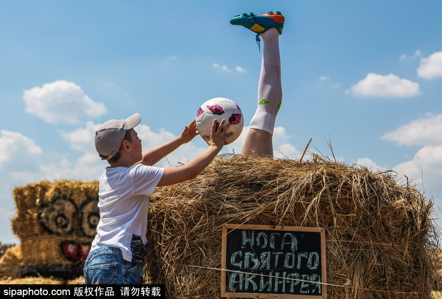 腦洞太奇特了！俄羅斯一農場現國家隊門將左腳雕塑