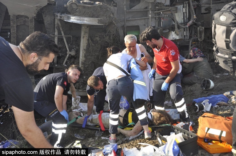 土耳其泰基爾達(dá)發(fā)生列車出軌事故 至少10人死亡