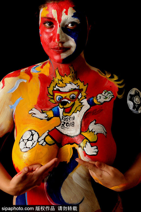 體育和藝術的完美結合！印度球迷將身體當畫布繪上世界杯吉祥物