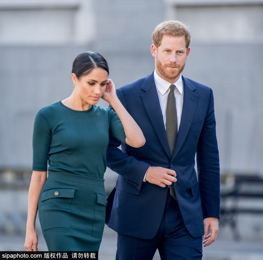 英國哈里王子夫婦到訪都柏林 梅根王妃亮相簡約大方