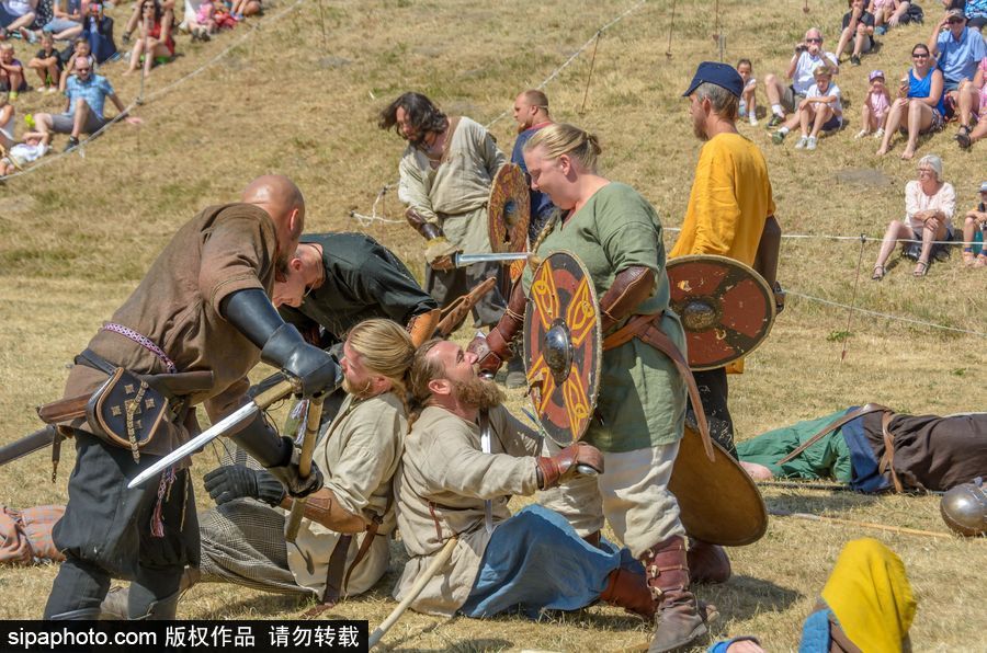 再現(xiàn)維京時(shí)代盛況 瑞典民眾身著古代服飾表演似穿越