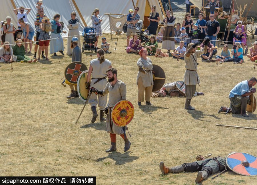再現維京時代盛況 瑞典民眾身著古代服飾表演似穿越
