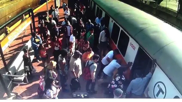 美國女子腿卡站臺，哭求別叫救護(hù)車，美國醫(yī)療費到底有多貴？