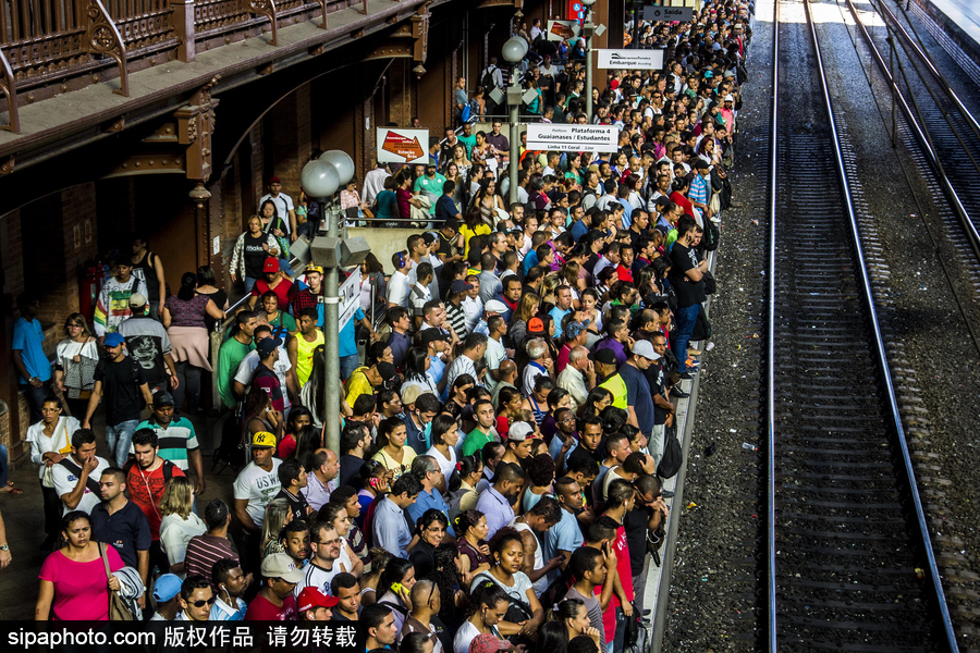 巴西圣保羅民眾乘車現(xiàn)場超擁擠 堪比北京早晚高峰