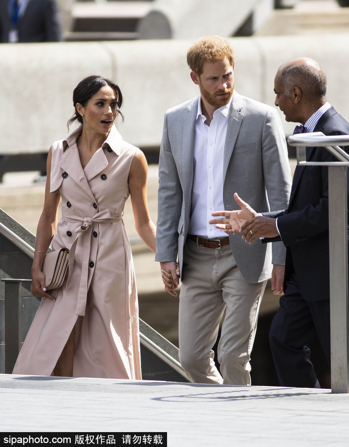 英國哈里王子夫婦亮相 梅根王妃身著無袖風衣知性干練