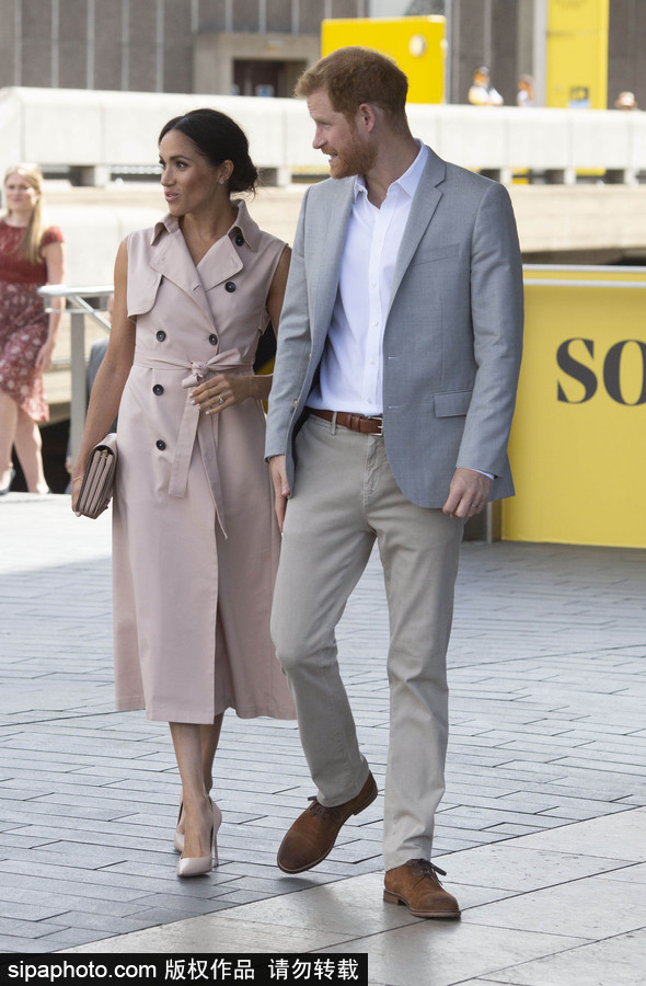 英國(guó)哈里王子夫婦亮相 梅根王妃身著無(wú)袖風(fēng)衣知性干練
