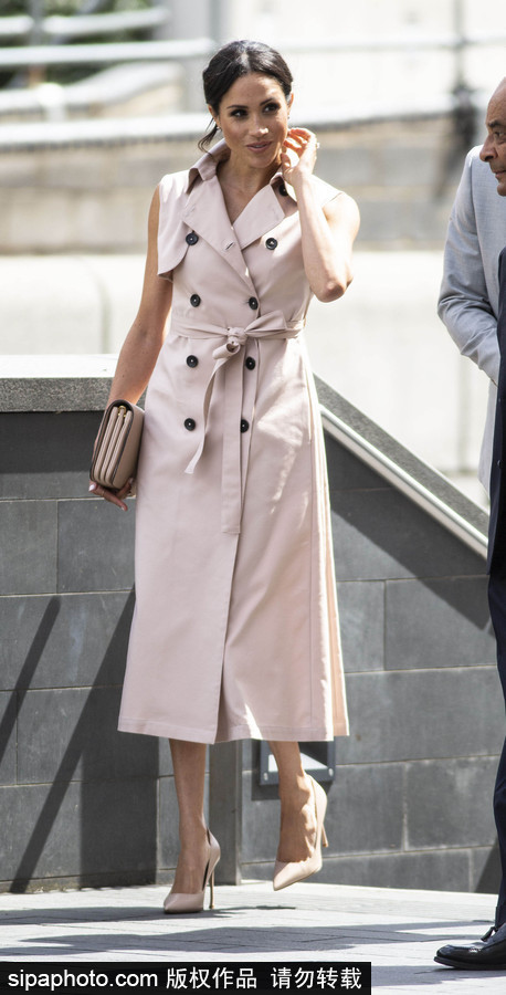 英國哈里王子夫婦亮相 梅根王妃身著無袖風(fēng)衣知性干練