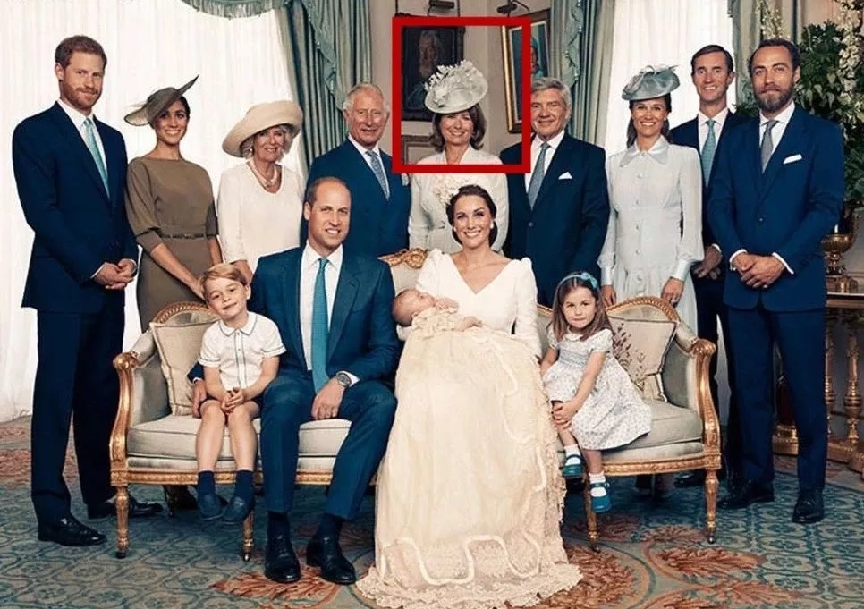 英國王室發(fā)布新版全家福，最搶鏡的還是她！