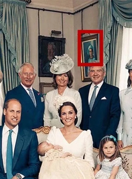 英國王室發(fā)布新版全家福，最搶鏡的還是她！