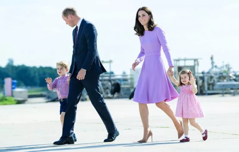 英國王室發(fā)布新版全家福，最搶鏡的還是她！