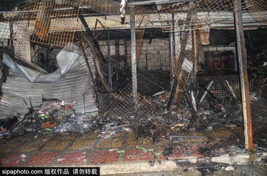 菲律賓市場(chǎng)火災(zāi)后現(xiàn)場(chǎng)狼藉 市民工作生活仍在繼續(xù)