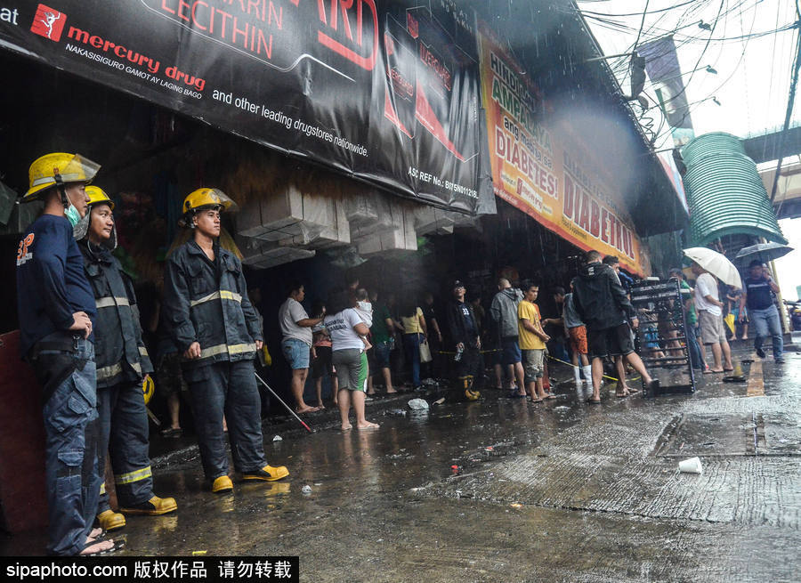 菲律賓市場火災(zāi)后現(xiàn)場狼藉 市民工作生活仍在繼續(xù)