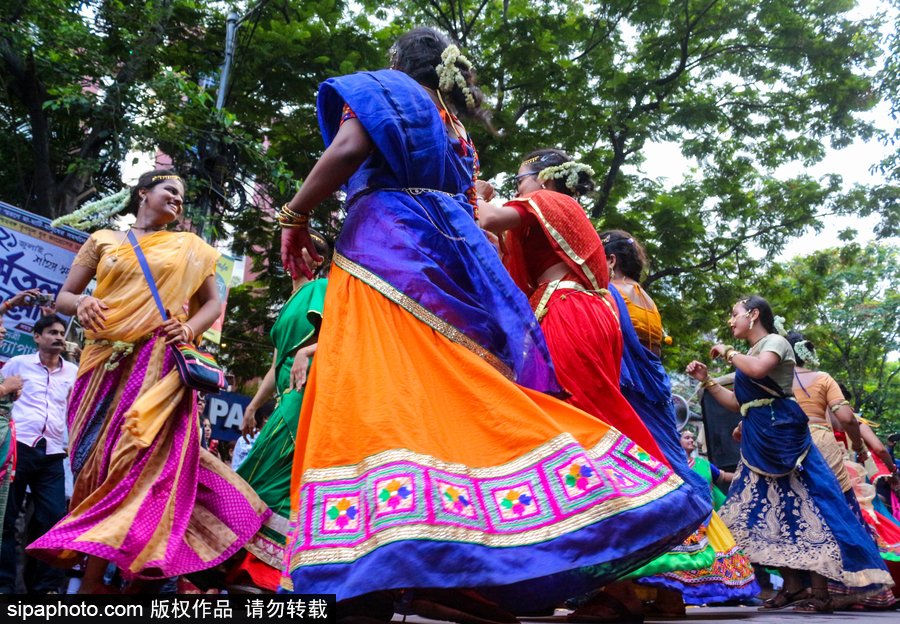 造型夸張形態(tài)各異！印度人民走上街頭慶祝扎格納特乘車節(jié)