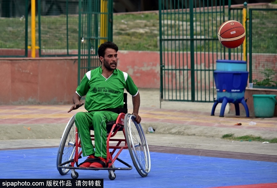 輪椅上的籃球夢 印度斯利那加殘疾人籃球夏令營