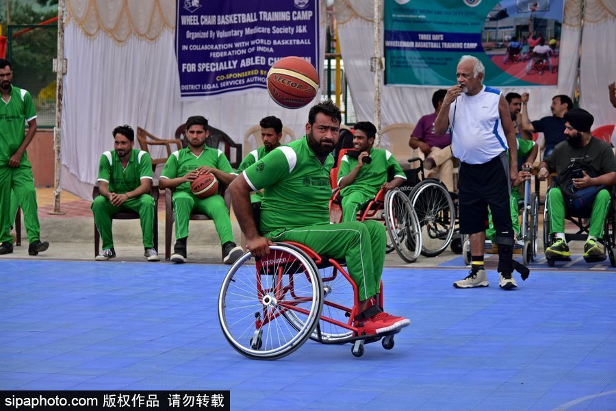 輪椅上的籃球夢 印度斯利那加殘疾人籃球夏令營