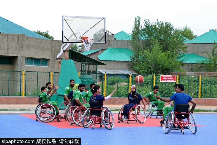 輪椅上的籃球夢(mèng) 印度斯利那加殘疾人籃球夏令營(yíng)