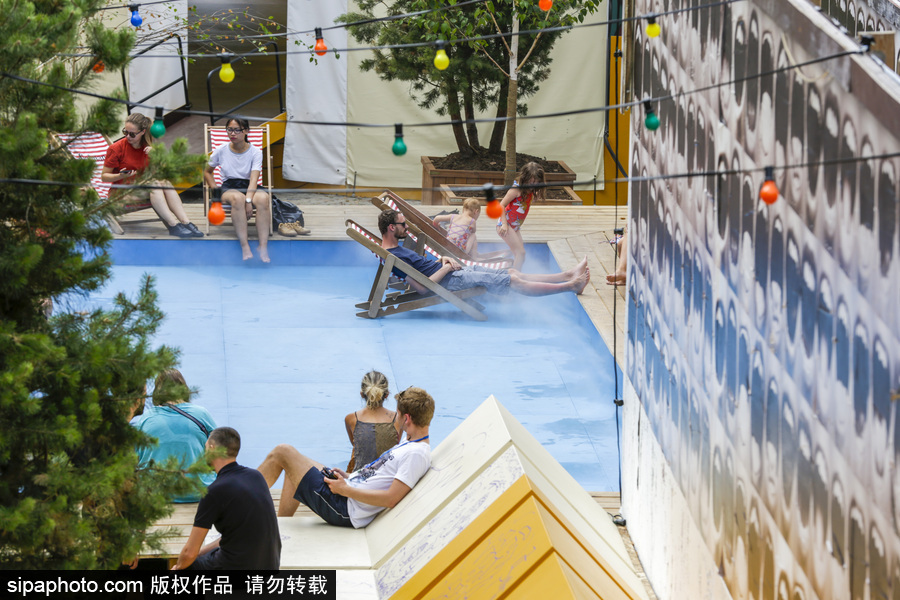 比利時(shí)布魯塞爾高溫來襲 民眾享受水氣降溫