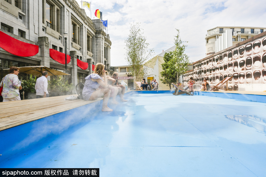 比利時(shí)布魯塞爾高溫來(lái)襲 民眾享受水氣降溫