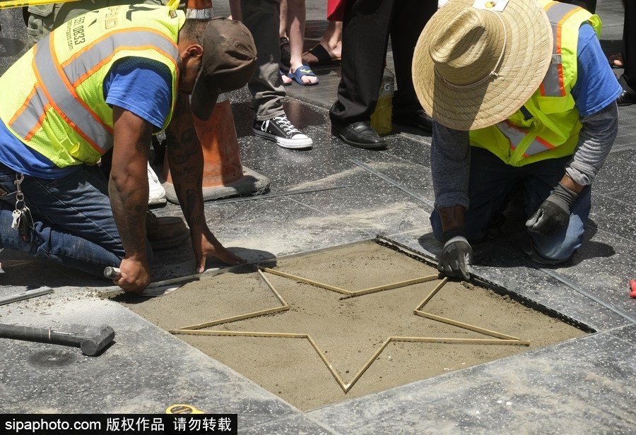 好萊塢星光大道“特朗普之星”被砸碎 民眾現場拍照合影