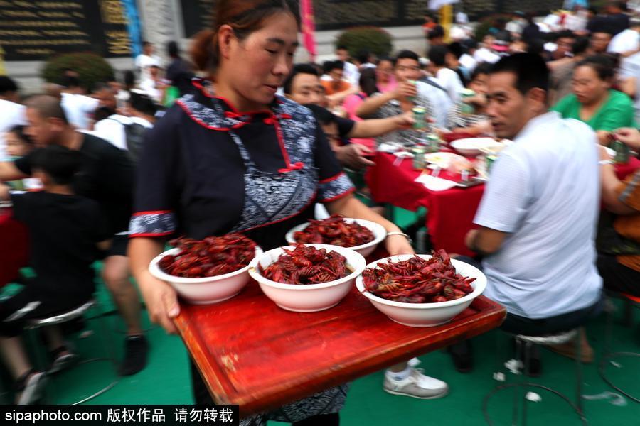 2噸重巨無霸“龍蝦啤酒拼盤”亮相 數(shù)千人分食