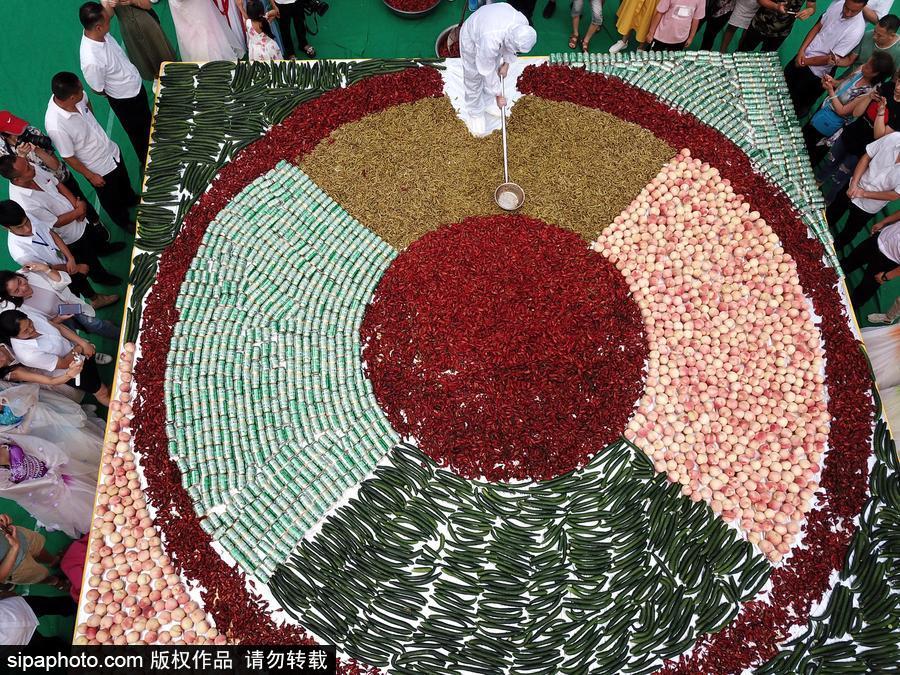 2噸重巨無霸“龍蝦啤酒拼盤”亮相 數千人分食