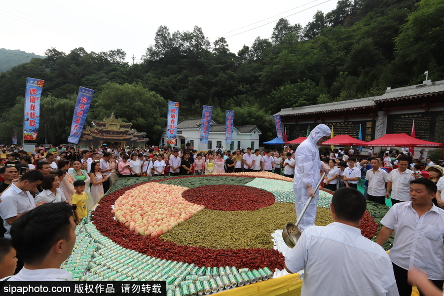 2噸重巨無霸“龍蝦啤酒拼盤”亮相 數千人分食