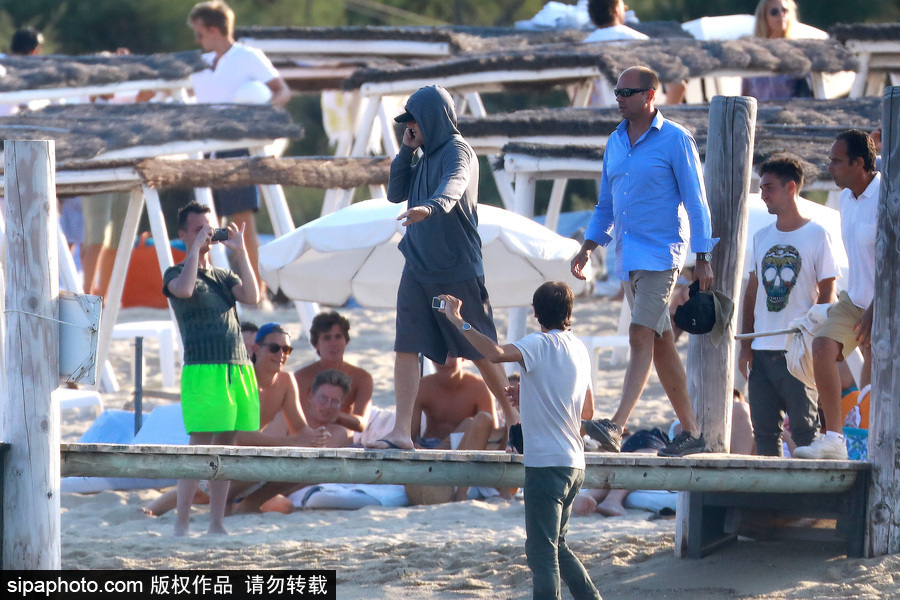 “小李子”萊昂納多與朋友海上度假 穿連帽衫戴墨鏡難掩星范