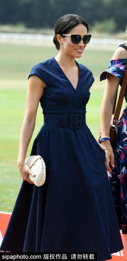 英國(guó)哈里王子攜梅根王妃出席活動(dòng) 親密無(wú)間大秀恩愛(ài)