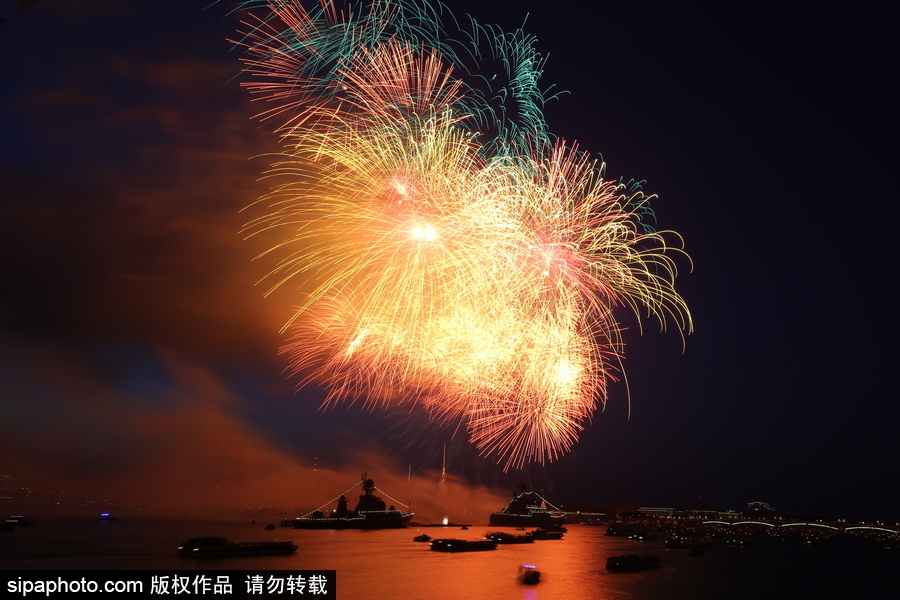 俄羅斯海軍節(jié)到來(lái) 塞瓦斯托波爾上演煙火盛宴慶祝