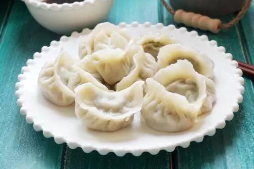 【學中文懂中國】英國小哥有點飄了，都敢和中國小姐姐比賽包餃子了！