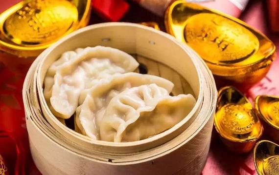 【學中文懂中國】英國小哥有點飄了，都敢和中國小姐姐比賽包餃子了！