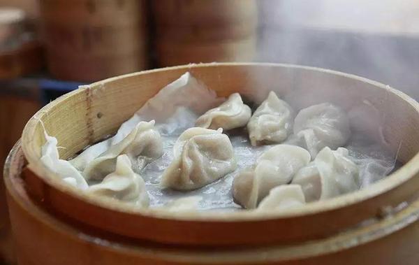 【學中文懂中國】英國小哥有點飄了，都敢和中國小姐姐比賽包餃子了！