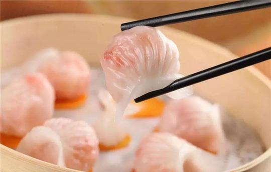 【學中文懂中國】英國小哥有點飄了，都敢和中國小姐姐比賽包餃子了！