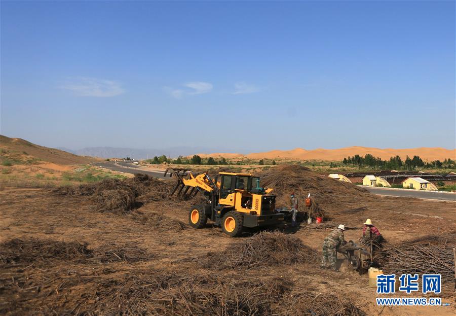 庫(kù)布其首條穿沙公路 矗立在大漠的無(wú)形豐碑