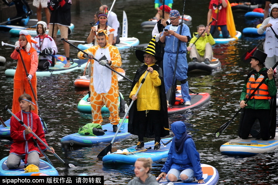 圣彼得堡上演槳板沖浪節 選手奇裝異服亮相歡樂搞笑