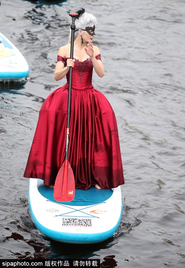 圣彼得堡上演槳板沖浪節 選手奇裝異服亮相歡樂搞笑