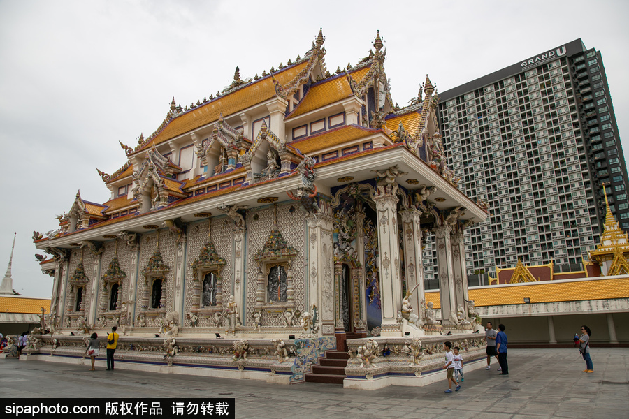 泰國(guó)曼谷一廟宇驚現(xiàn)超人、皮卡丘等動(dòng)漫雕像 跨界裝飾創(chuàng)意無(wú)窮！